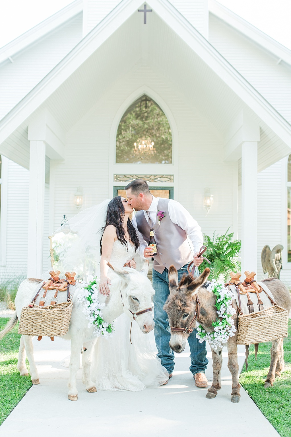 A summer wedding at The Chandelier of Gruene by Allison Jeffers Wedding Photography's Associate Photographer 0049