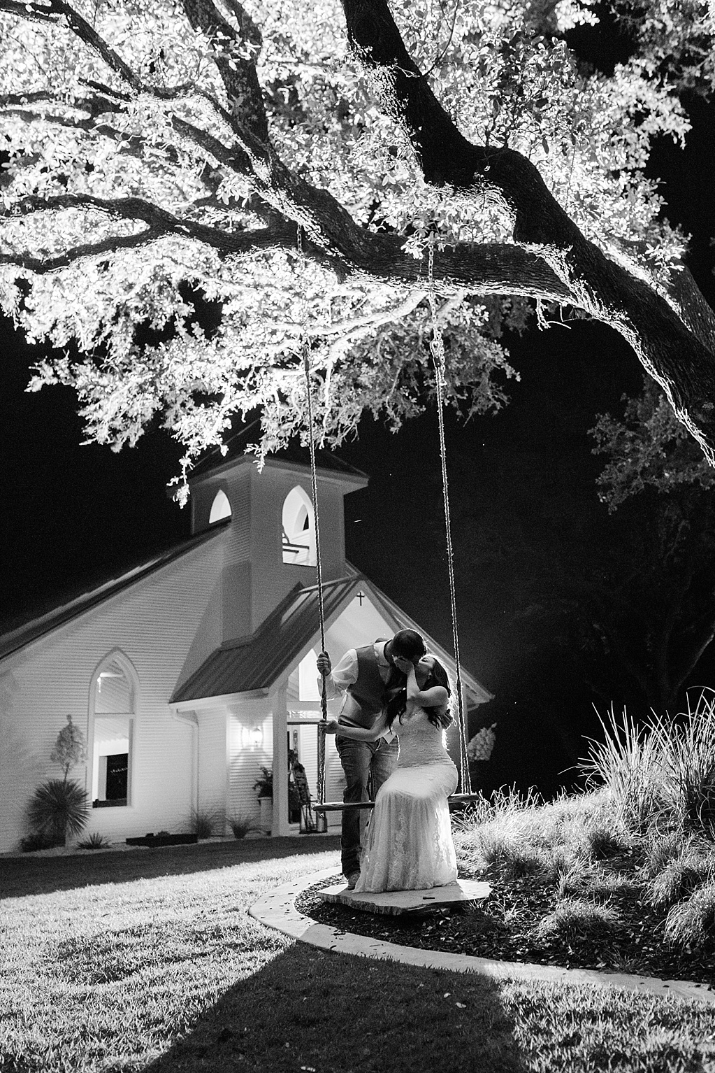 A summer wedding at The Chandelier of Gruene by Allison Jeffers Wedding Photography's Associate Photographer 0109