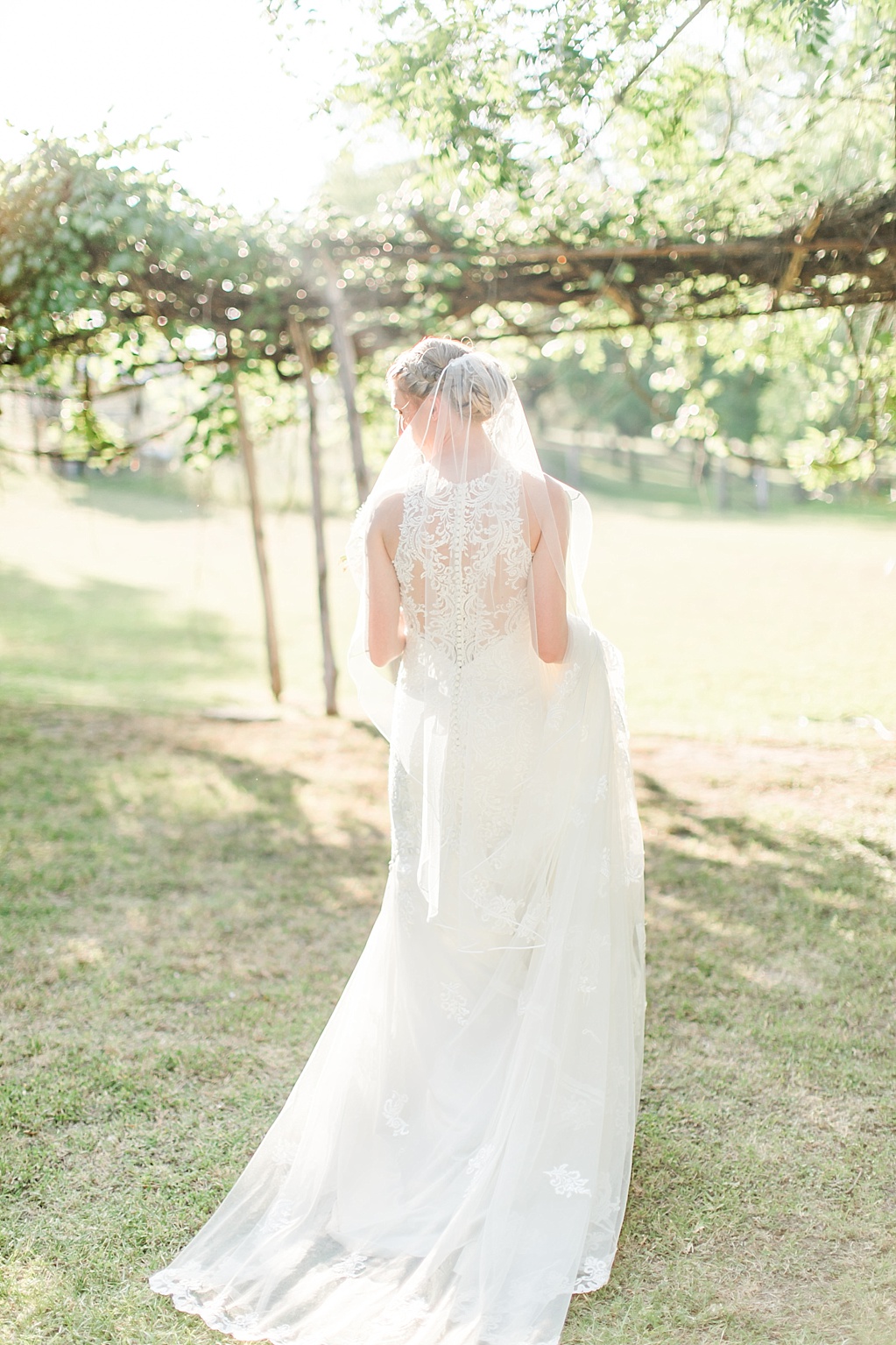 A fun summer wedding at Don Strange Ranch in Boerne Texas by Allison Jeffers Photography 0079