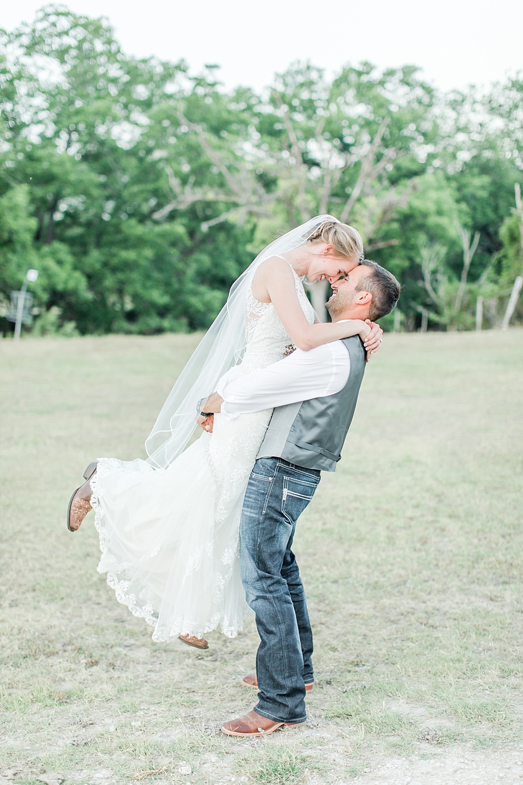 A fun summer wedding at Don Strange Ranch in Boerne Texas by Allison Jeffers Photography 0095