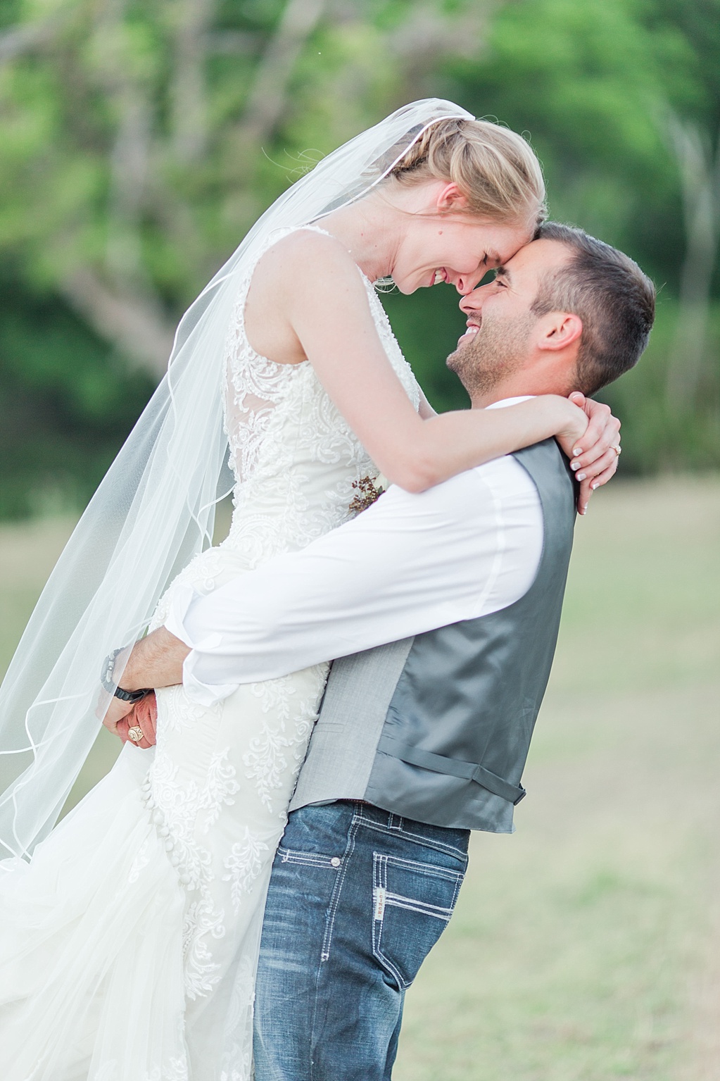 A fun summer wedding at Don Strange Ranch in Boerne Texas by Allison Jeffers Photography 0096