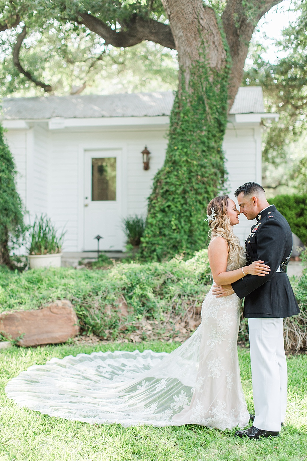 An Intimate Wedding at Gruene Estate Wedding Venue in New Braunfels, Texas by Allison Jeffers Photography 0022
