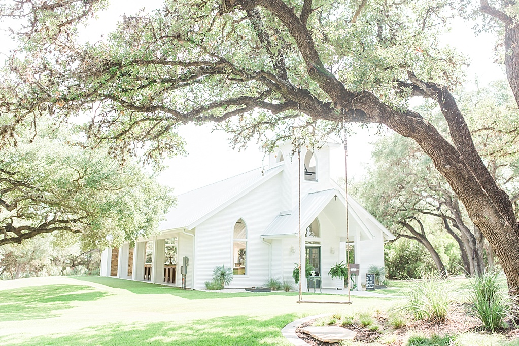 A Blush Vintage Summer Wedding at The Chandelier of Gruene in New Braunfels Texas by Allison Jeffers Photography 0001