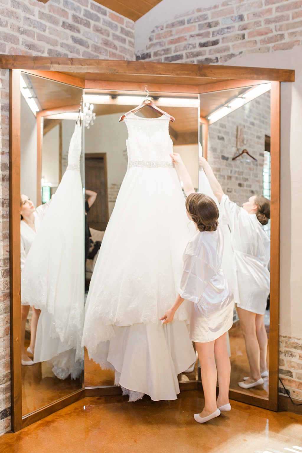 A Blush Vintage Summer Wedding at The Chandelier of Gruene in New Braunfels Texas by Allison Jeffers Photography 0011