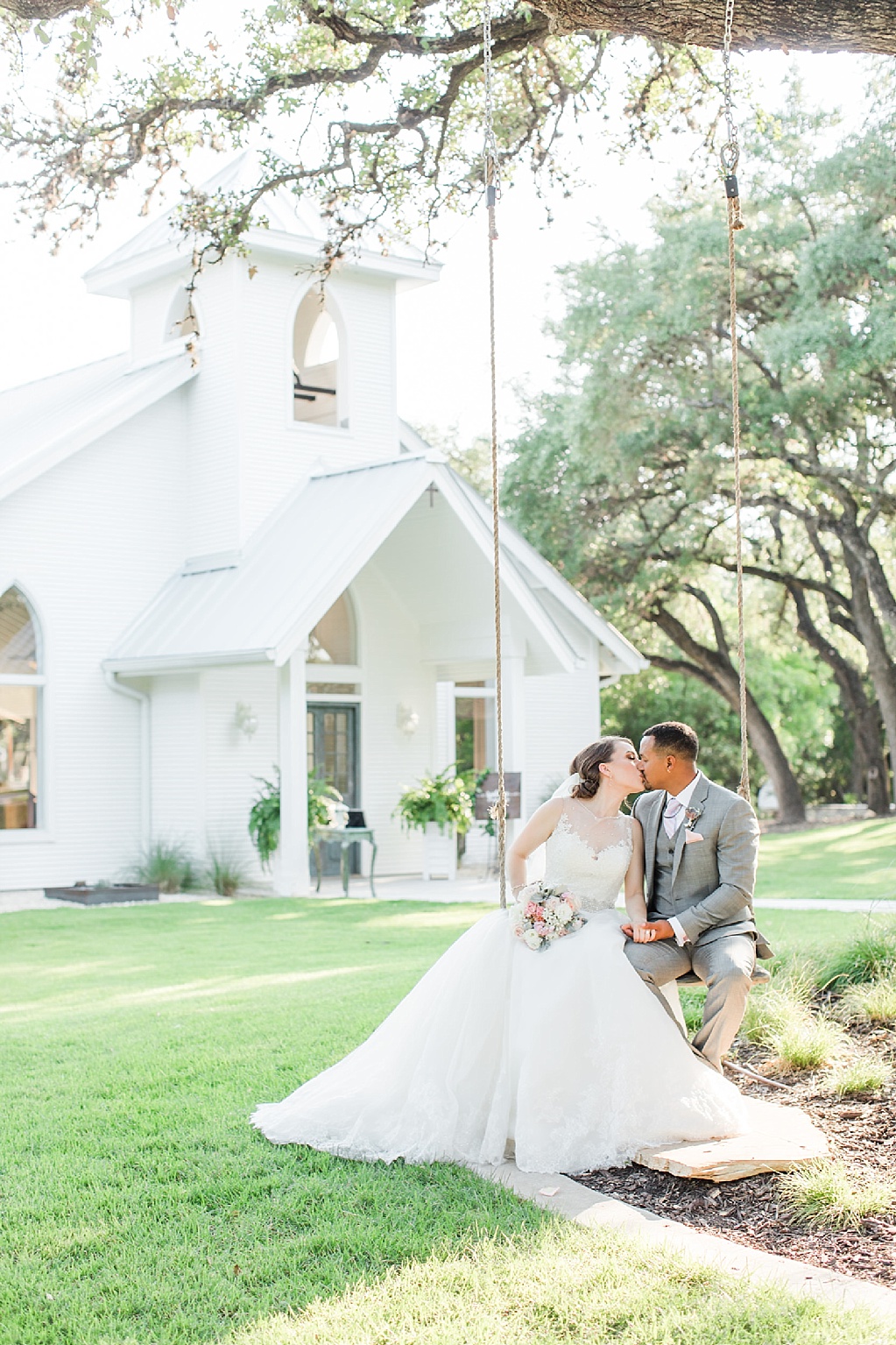 A Blush Vintage Summer Wedding at The Chandelier of Gruene in New Braunfels Texas by Allison Jeffers Photography 0106