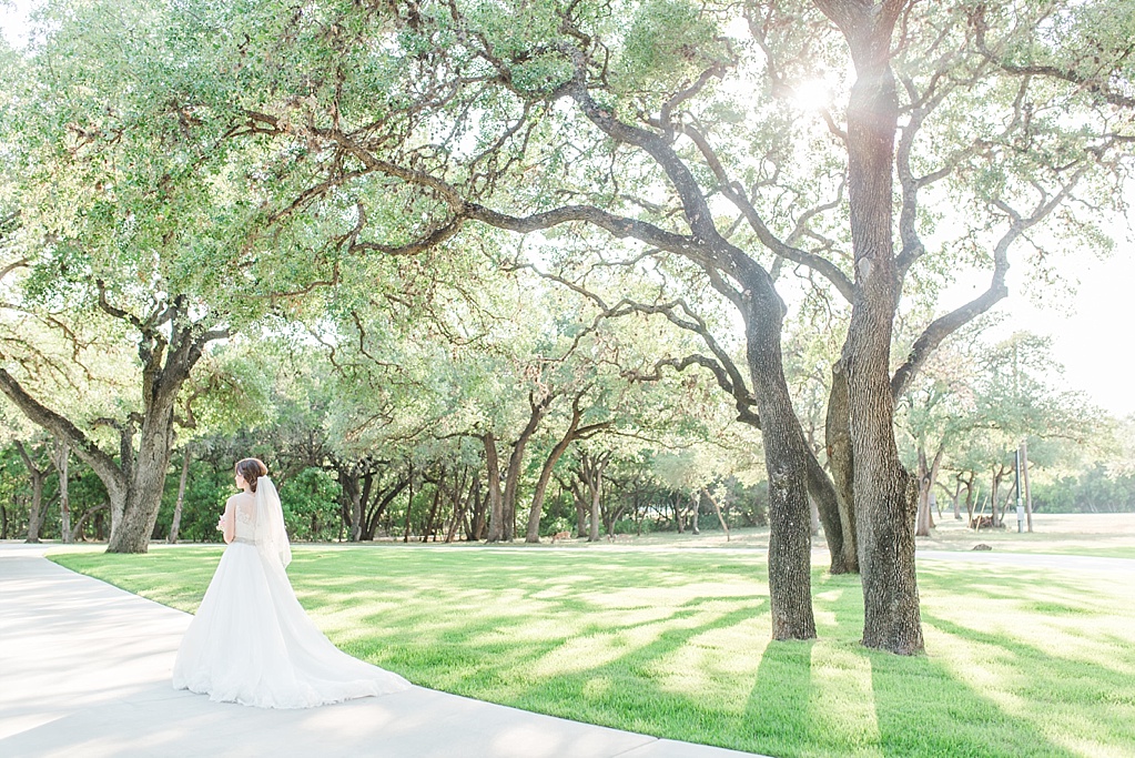 A Blush Vintage Summer Wedding at The Chandelier of Gruene in New Braunfels Texas by Allison Jeffers Photography 0112
