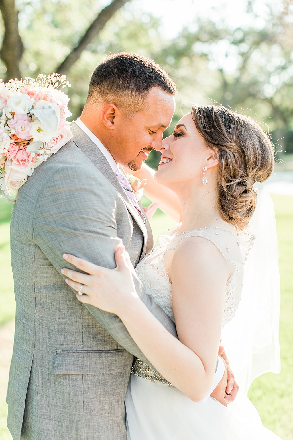 A Blush Vintage Summer Wedding at The Chandelier of Gruene in New Braunfels Texas by Allison Jeffers Photography 0114