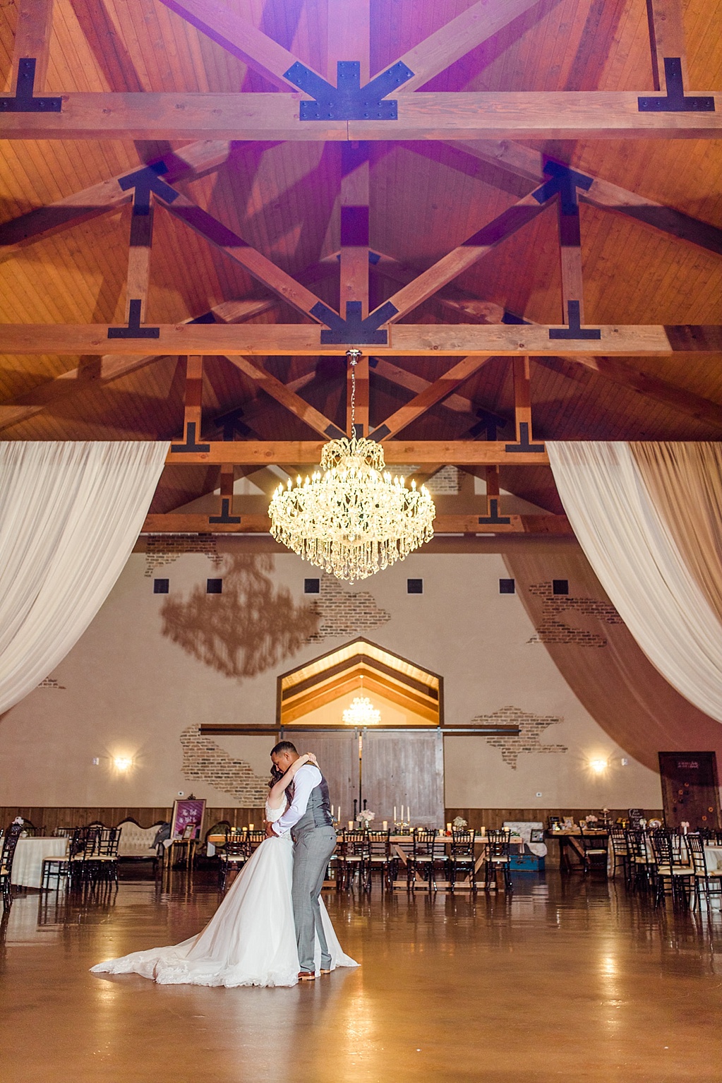A Blush Vintage Summer Wedding at The Chandelier of Gruene in New Braunfels Texas by Allison Jeffers Photography 0159