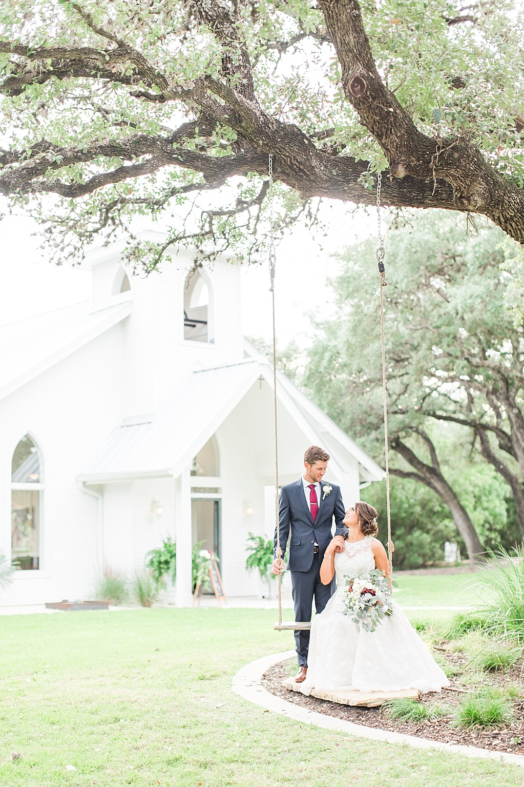 The Chandelier of Gruene New Braunfels Wedding photos featuring burgundy, navy, and grey wedding colors by Allison Jeffers Photography 0106