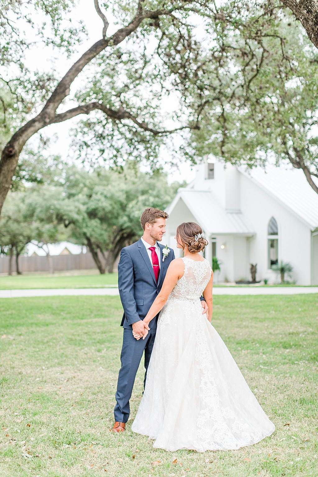 The Chandelier of Gruene New Braunfels Wedding photos featuring burgundy, navy, and grey wedding colors by Allison Jeffers Photography 0118