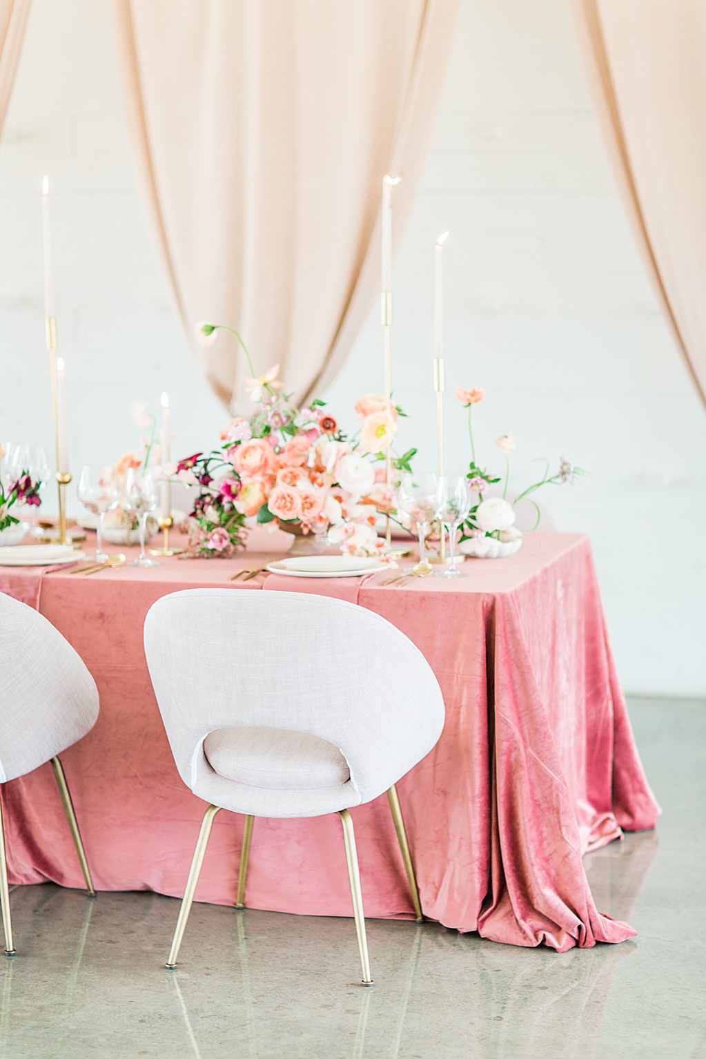 Blush mauve peach and coral wedding inspiration at Prospect House in Dripping Springs Texas wedding venue by Allison Jeffers Photography 0006