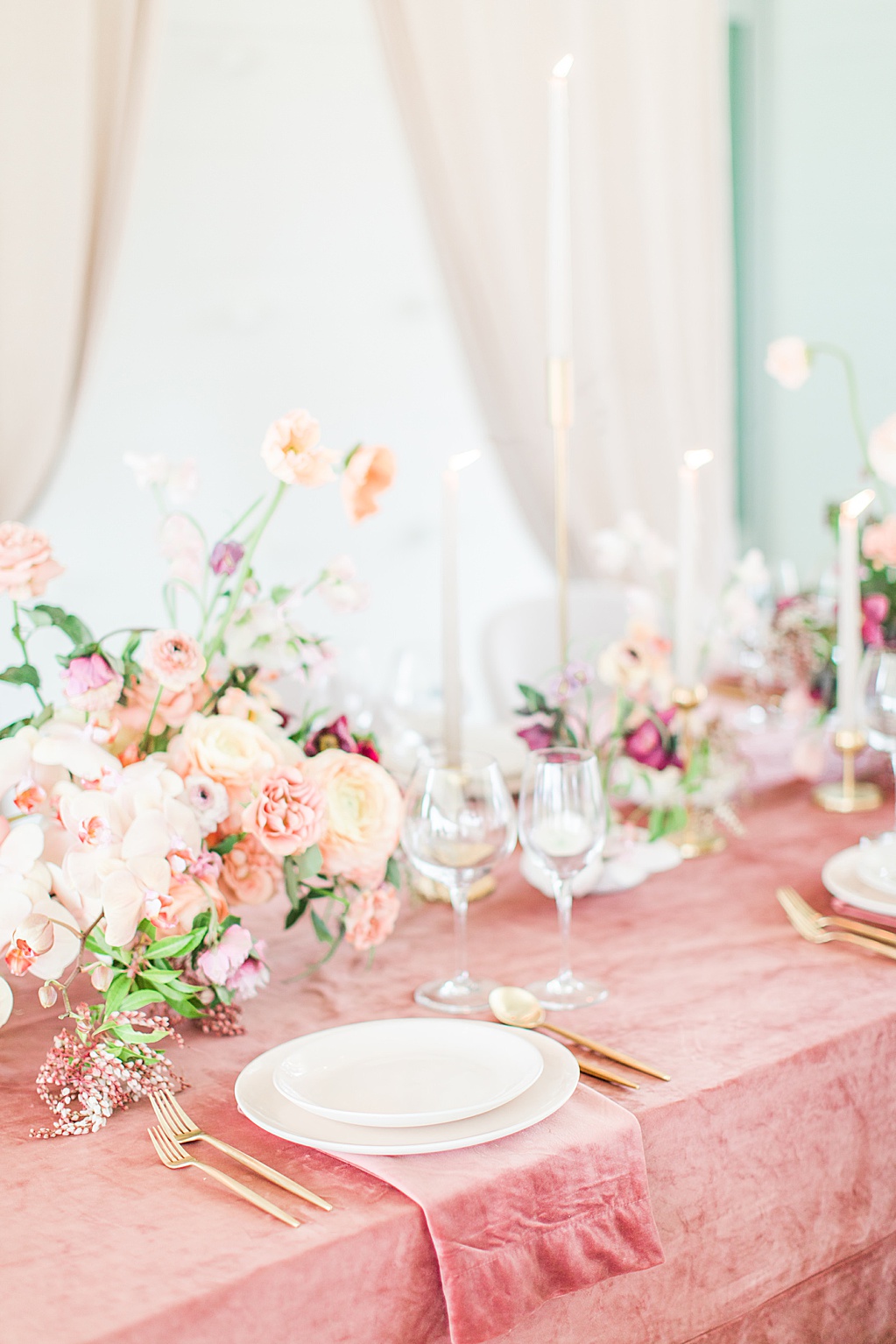 Blush mauve peach and coral wedding inspiration at Prospect House in Dripping Springs Texas wedding venue by Allison Jeffers Photography 0007
