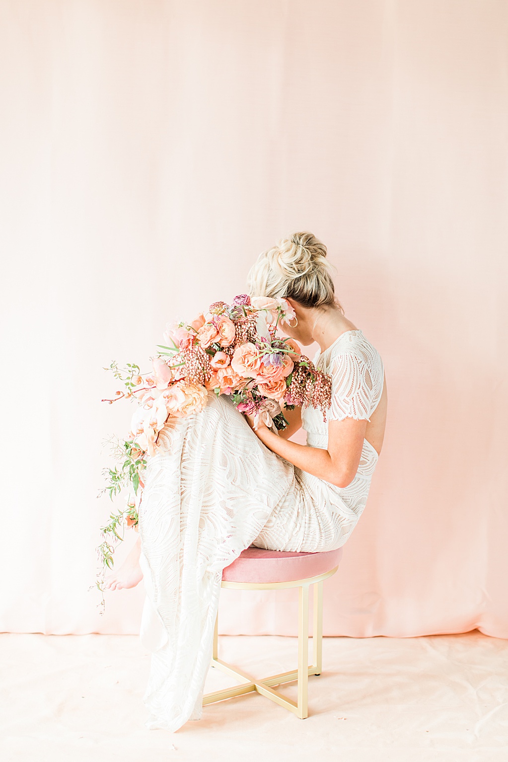 Blush mauve peach and coral wedding inspiration at Prospect House in Dripping Springs Texas wedding venue by Allison Jeffers Photography 0029