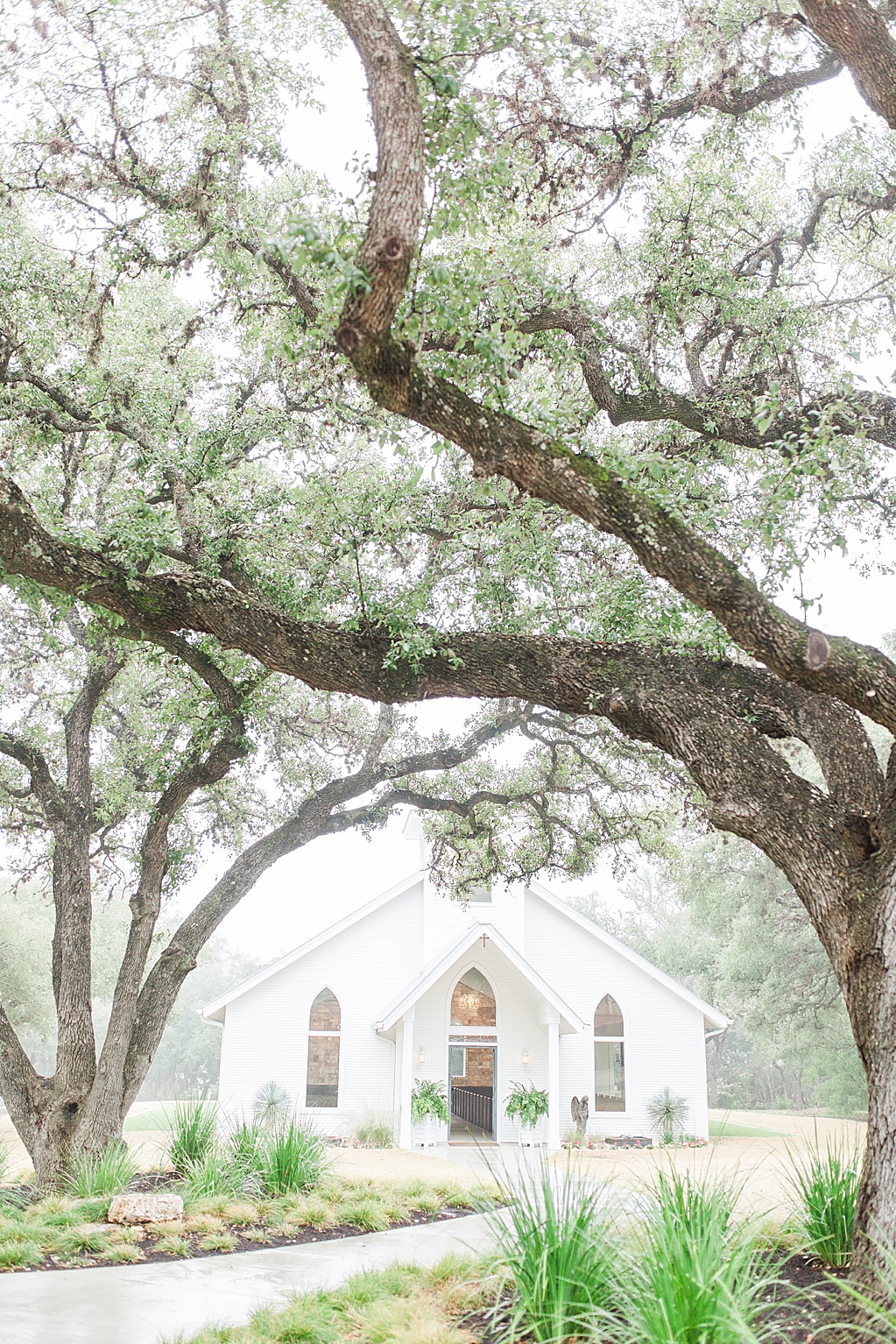 A Rainy Day Black and White Wedding at The Chandelier of Gruene 0001