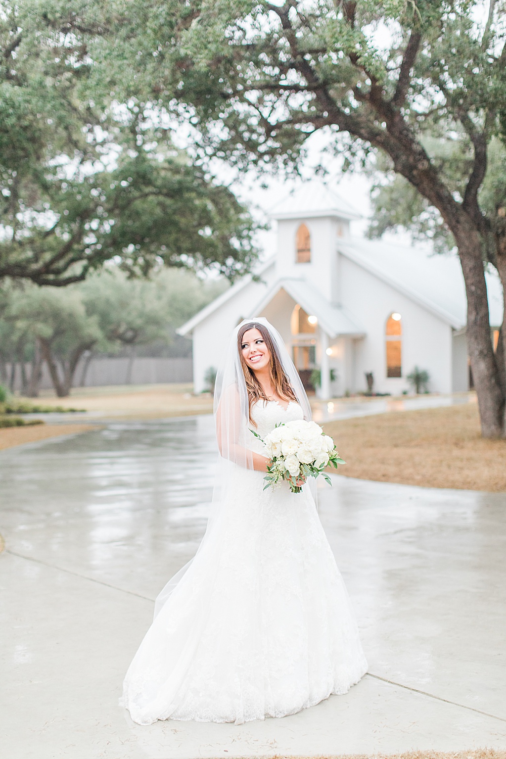 A Rainy Day Black and White Wedding at The Chandelier of Gruene 0065