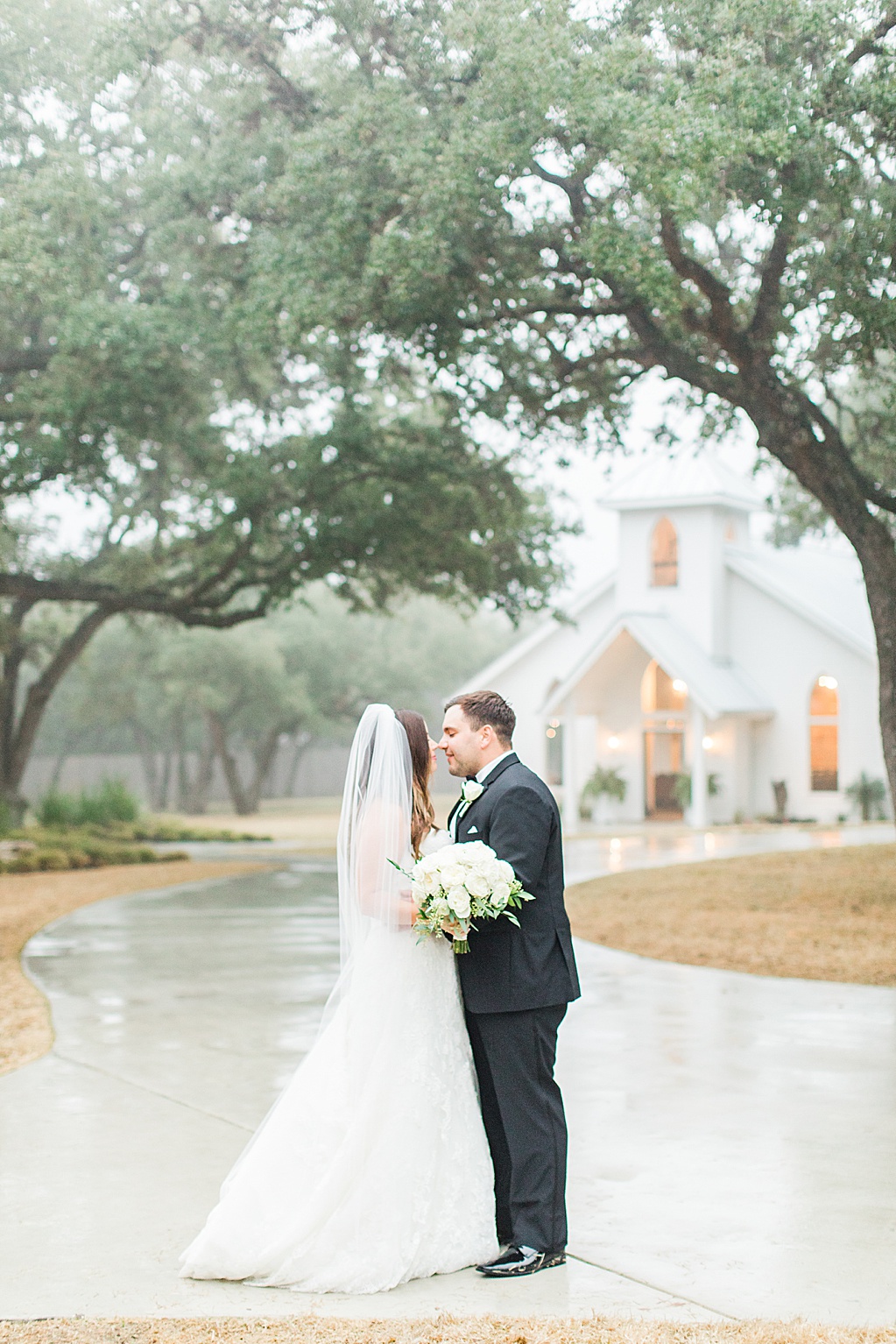 A Rainy Day Black and White Wedding at The Chandelier of Gruene 0079