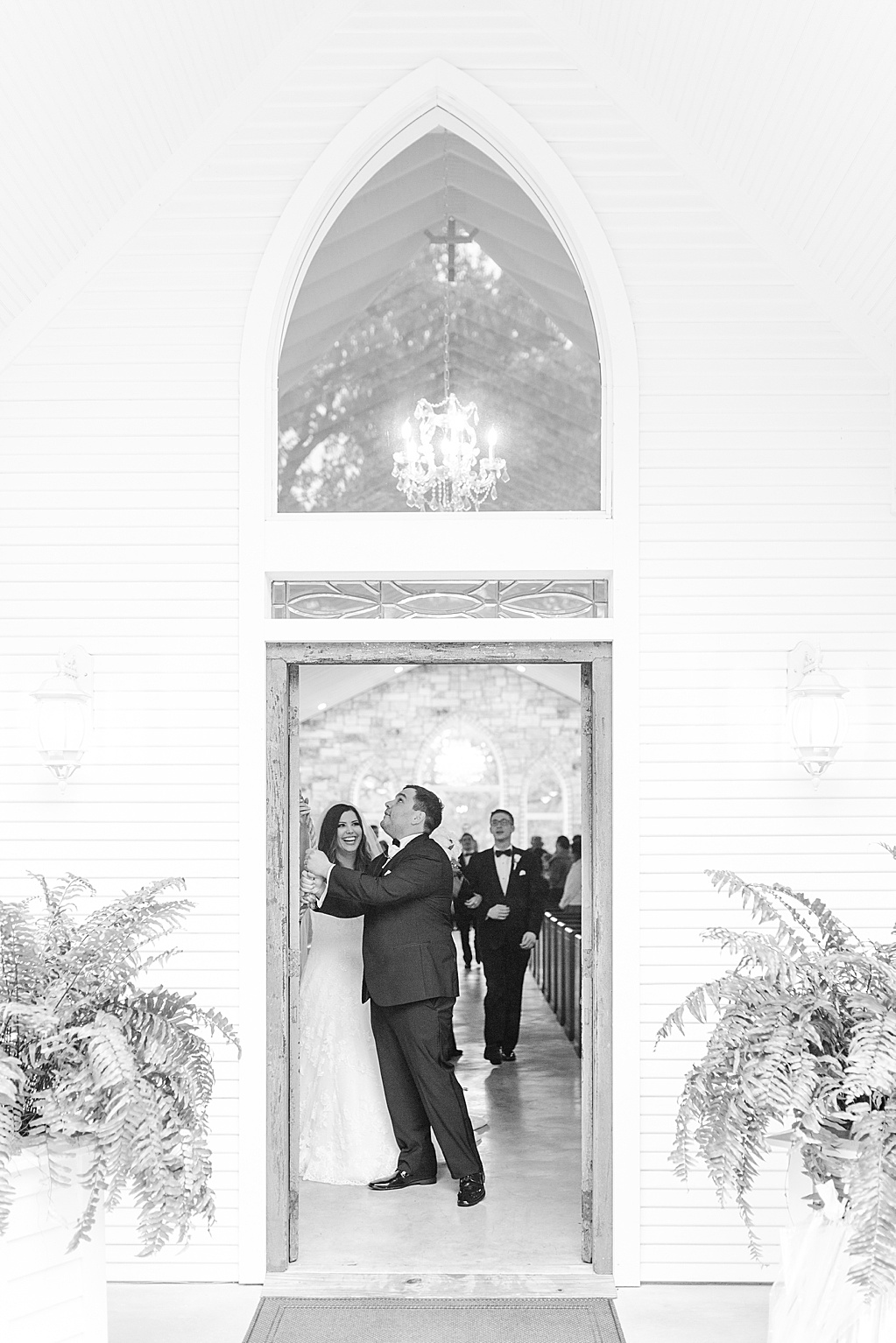 A Rainy Day Black and White Wedding at The Chandelier of Gruene 0110