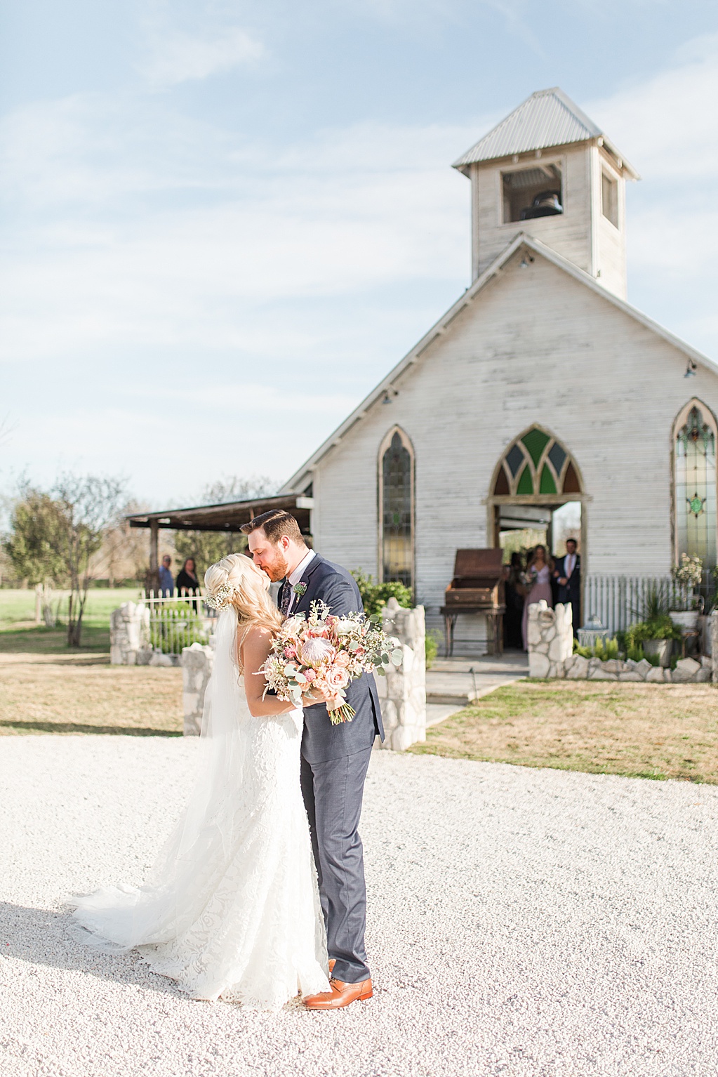 Gruene Estate Spring Wedding in New Braunfels Texas by Allison Jeffers Photography 0077