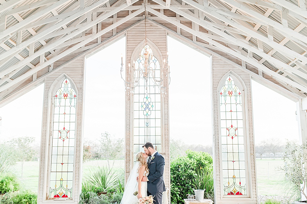 Gruene Estate Spring Wedding in New Braunfels Texas by Allison Jeffers Photography 0117