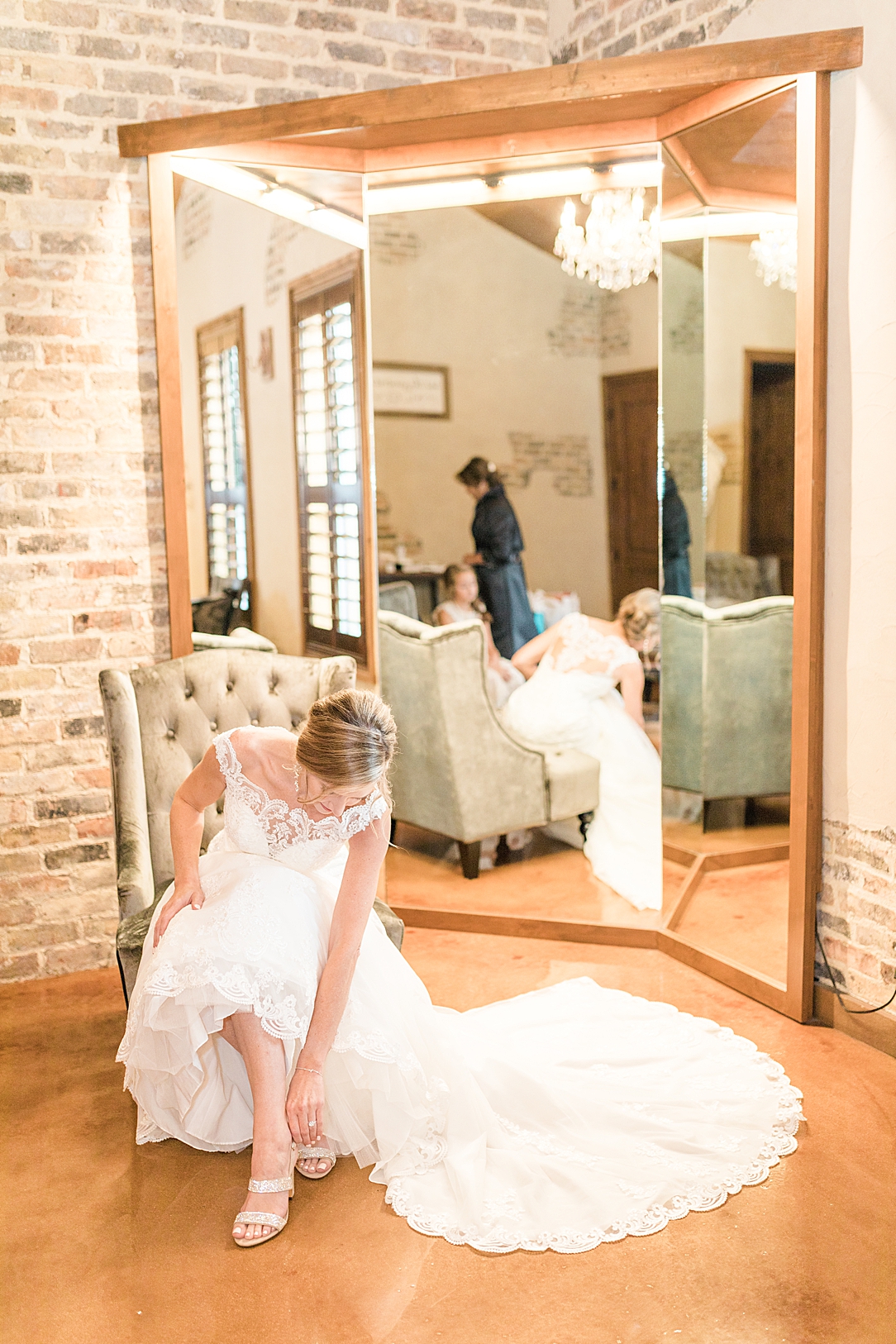 Fall Wedding at The Chandelier of Gruene in New Braunfels Texas by Allison Jeffers Photography 0019