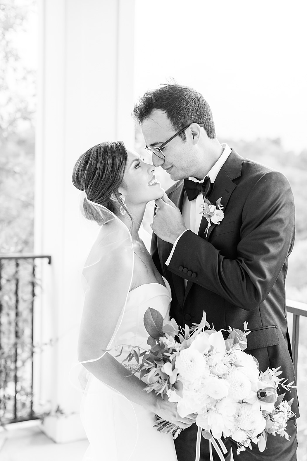 A Black and White Summer wedding at Kendall Point venue in Boerne Texas 0052