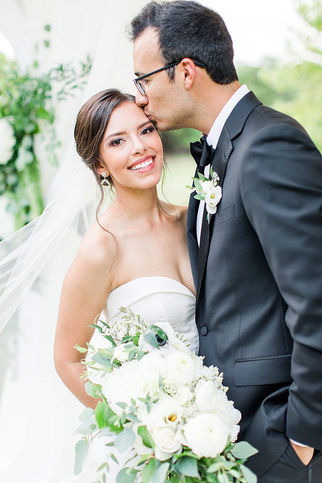 A Black and White Summer wedding at Kendall Point venue in Boerne Texas 0085