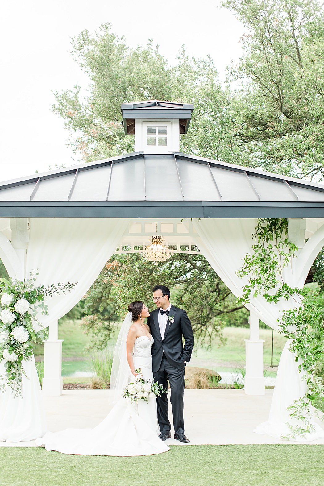 A Black and White Summer wedding at Kendall Point venue in Boerne Texas 0087