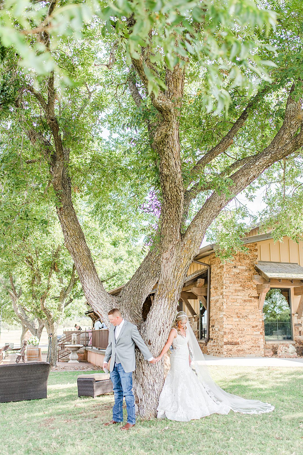 Summer Wedding at The Lodge at Country Inn Cottages in Fredericksburg Texas by Allison Jeffers Photography 0025