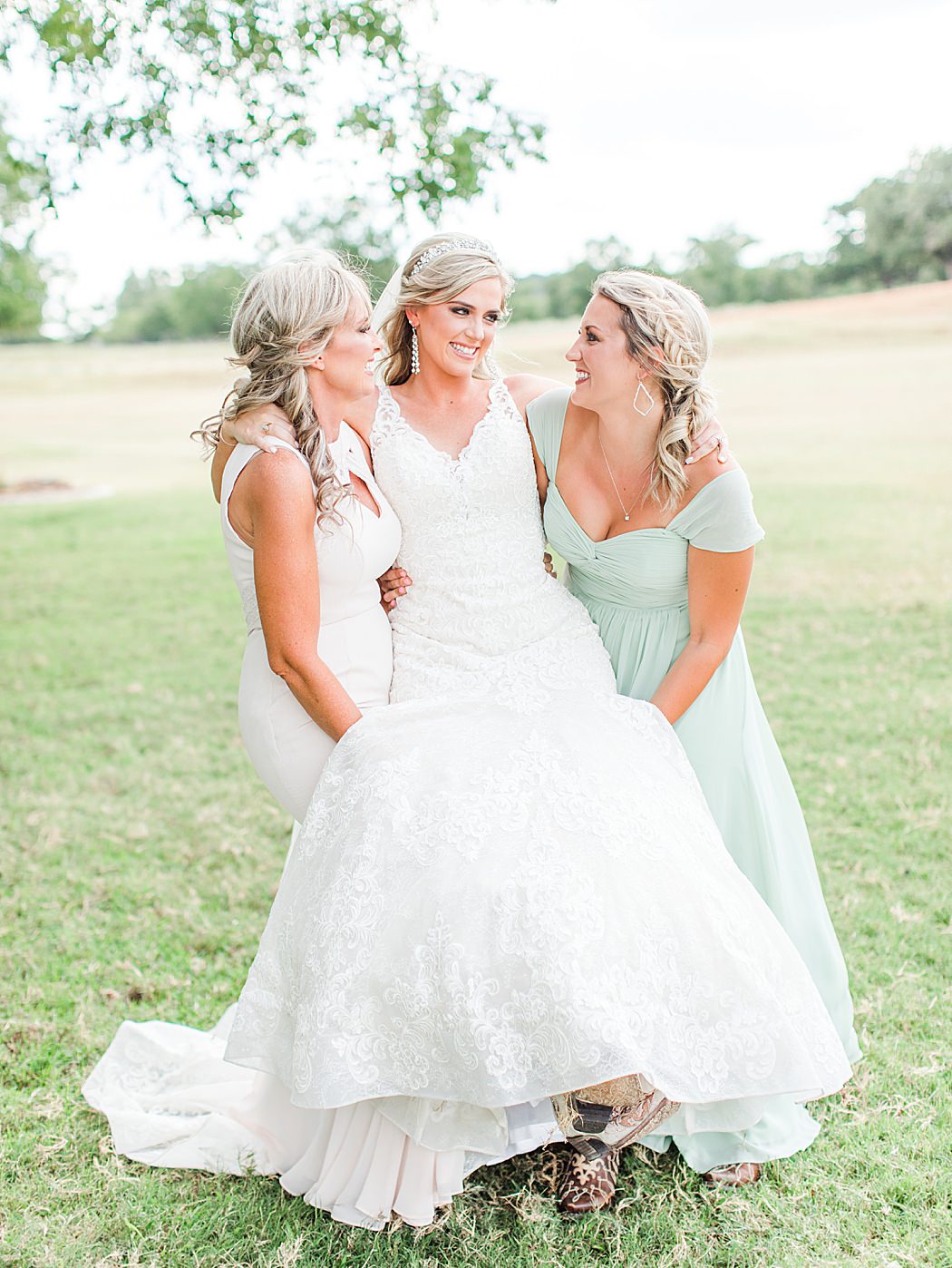Summer Wedding at The Lodge at Country Inn Cottages in Fredericksburg Texas by Allison Jeffers Photography 0036