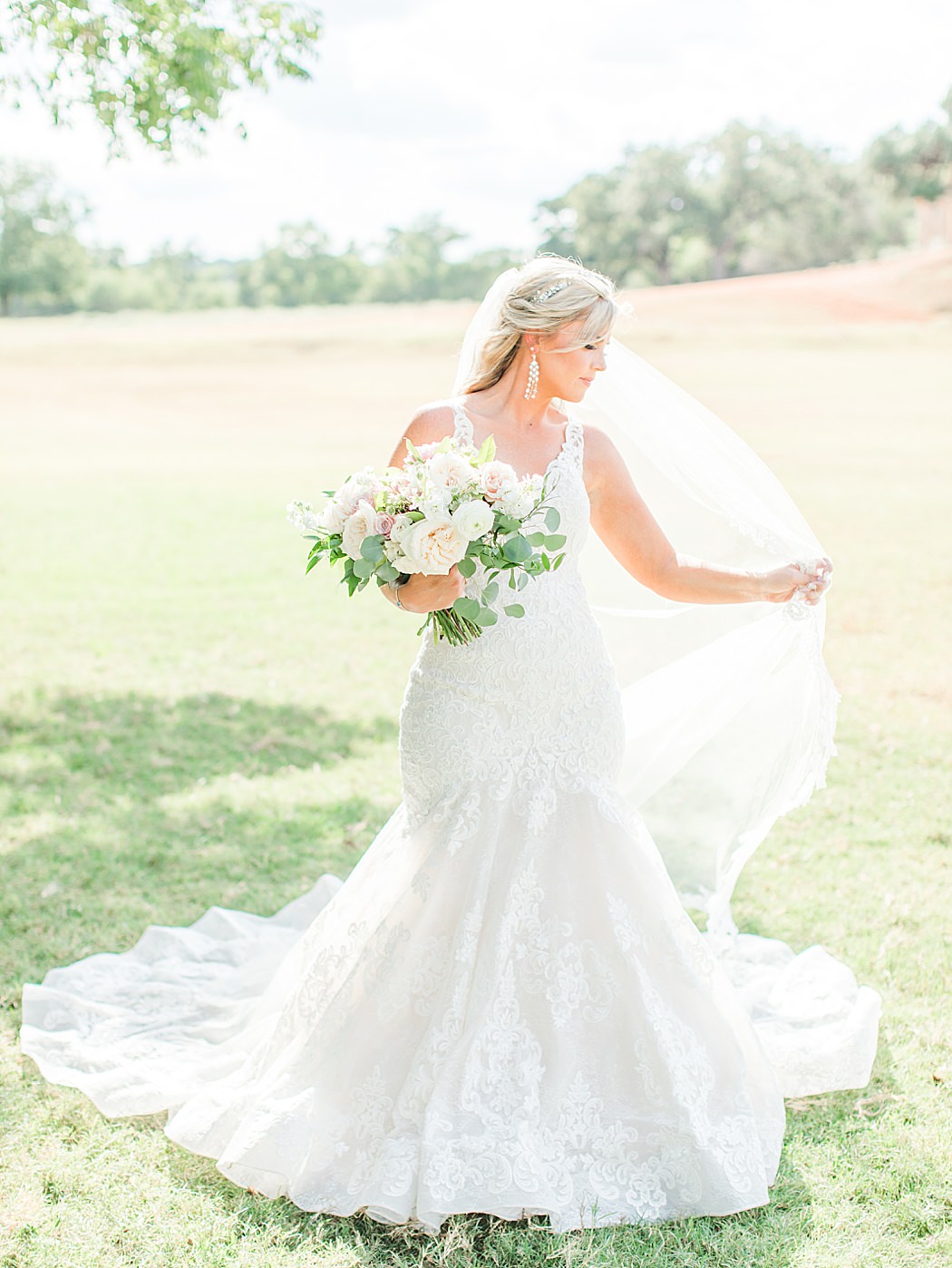 Summer Wedding at The Lodge at Country Inn Cottages in Fredericksburg Texas by Allison Jeffers Photography 0042
