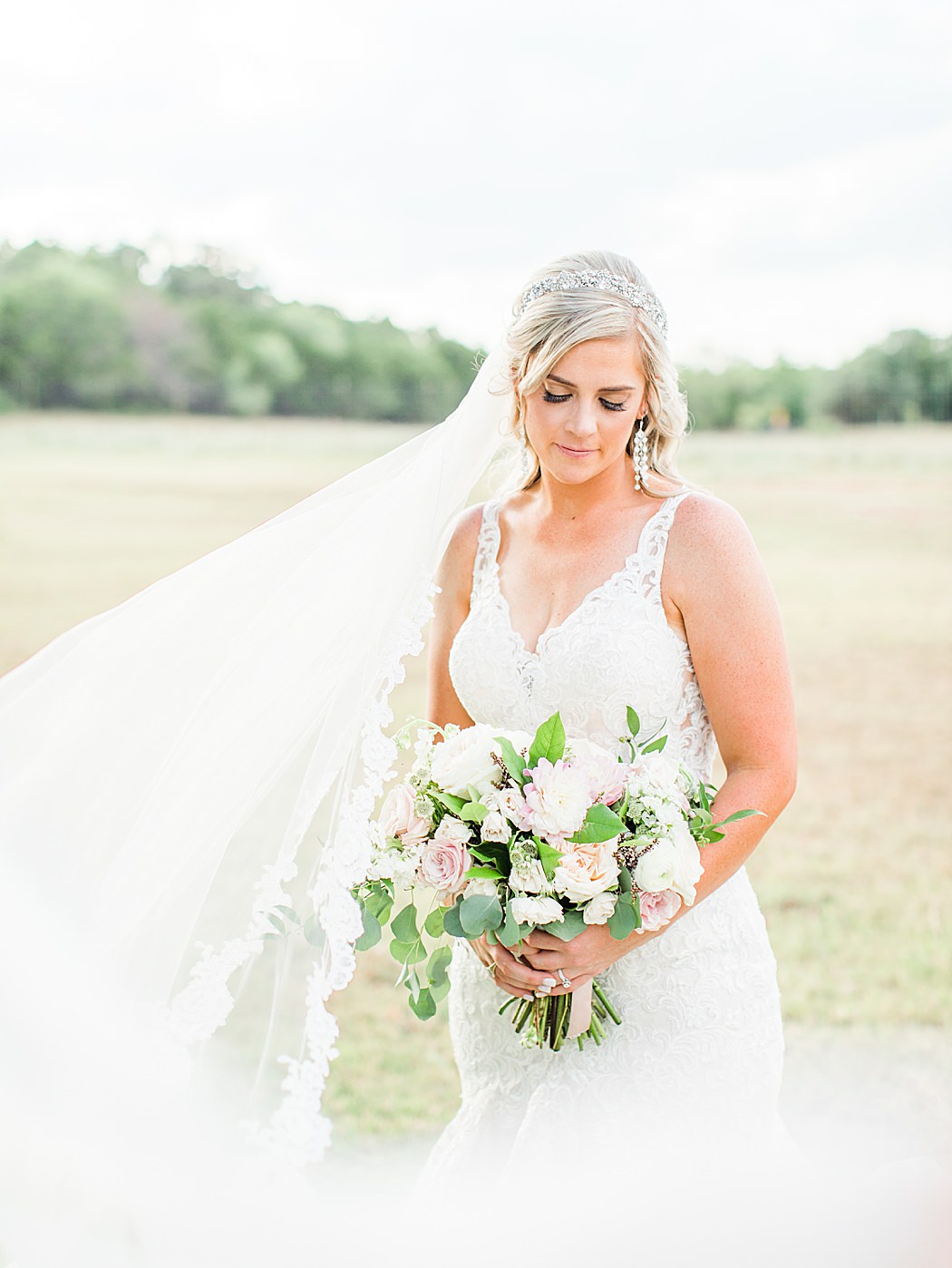 Summer Wedding at The Lodge at Country Inn Cottages in Fredericksburg Texas by Allison Jeffers Photography 0045
