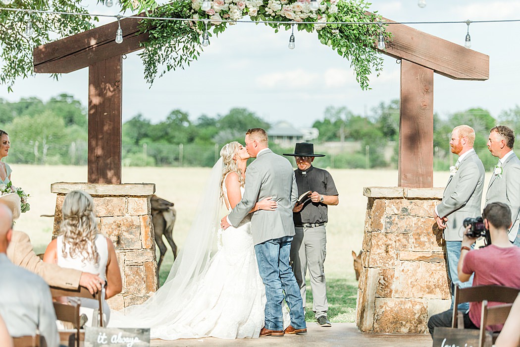 Summer Wedding at The Lodge at Country Inn Cottages in Fredericksburg Texas by Allison Jeffers Photography 0084