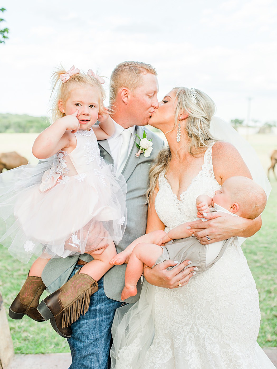 Summer Wedding at The Lodge at Country Inn Cottages in Fredericksburg Texas by Allison Jeffers Photography 0087