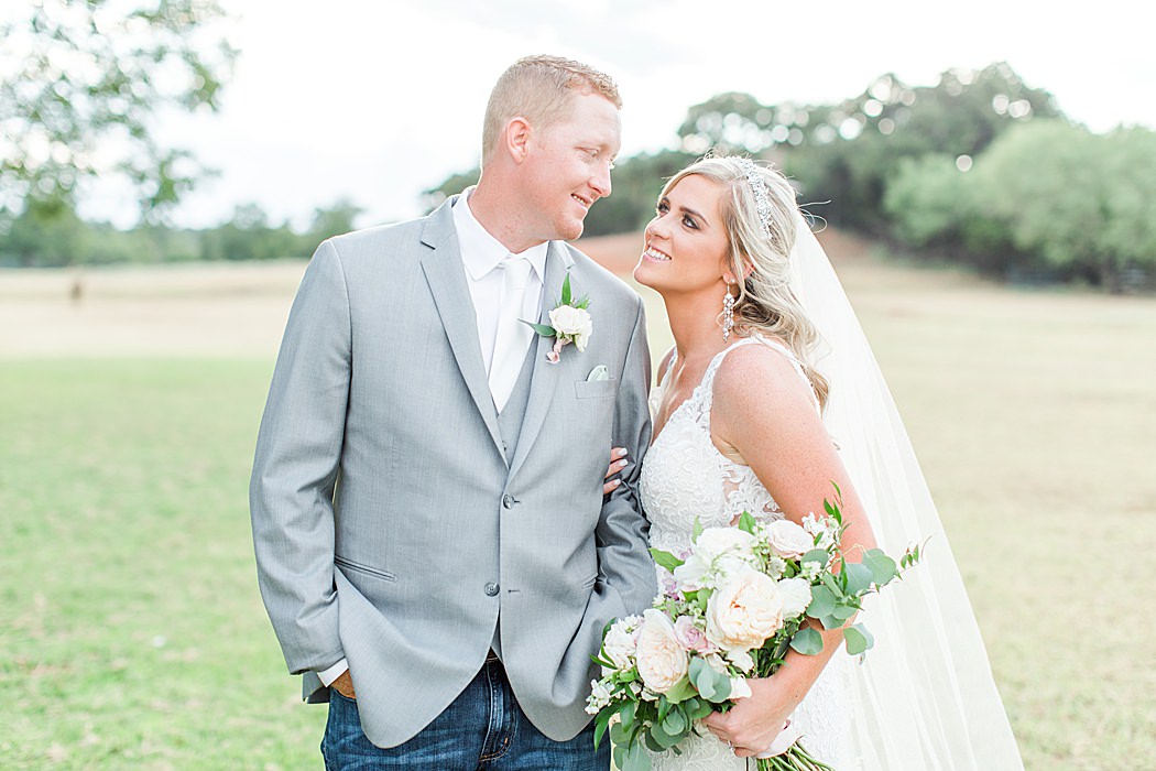Summer Wedding at The Lodge at Country Inn Cottages in Fredericksburg Texas by Allison Jeffers Photography 0096