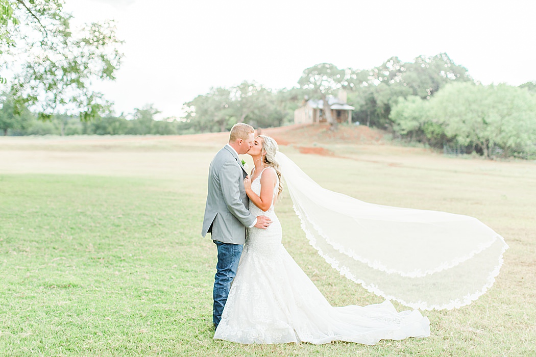 Summer Wedding at The Lodge at Country Inn Cottages in Fredericksburg Texas by Allison Jeffers Photography 0098