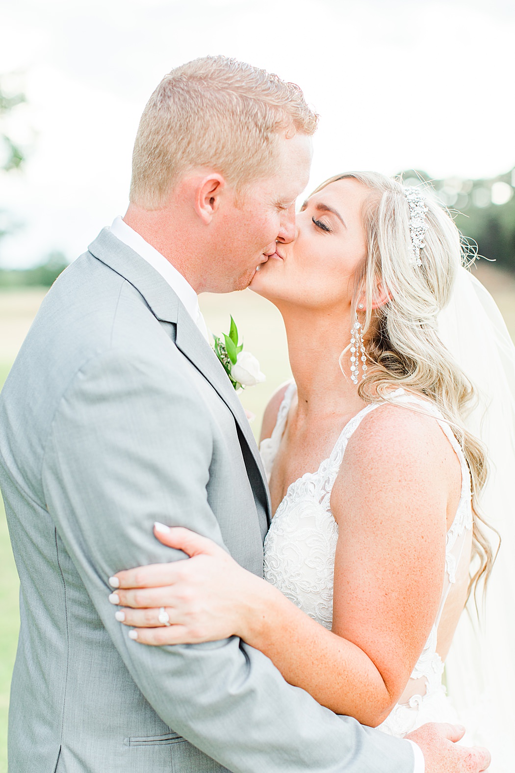 Summer Wedding at The Lodge at Country Inn Cottages in Fredericksburg Texas by Allison Jeffers Photography 0099