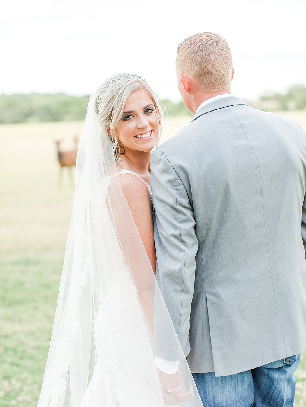 Summer Wedding at The Lodge at Country Inn Cottages in Fredericksburg Texas by Allison Jeffers Photography 0101