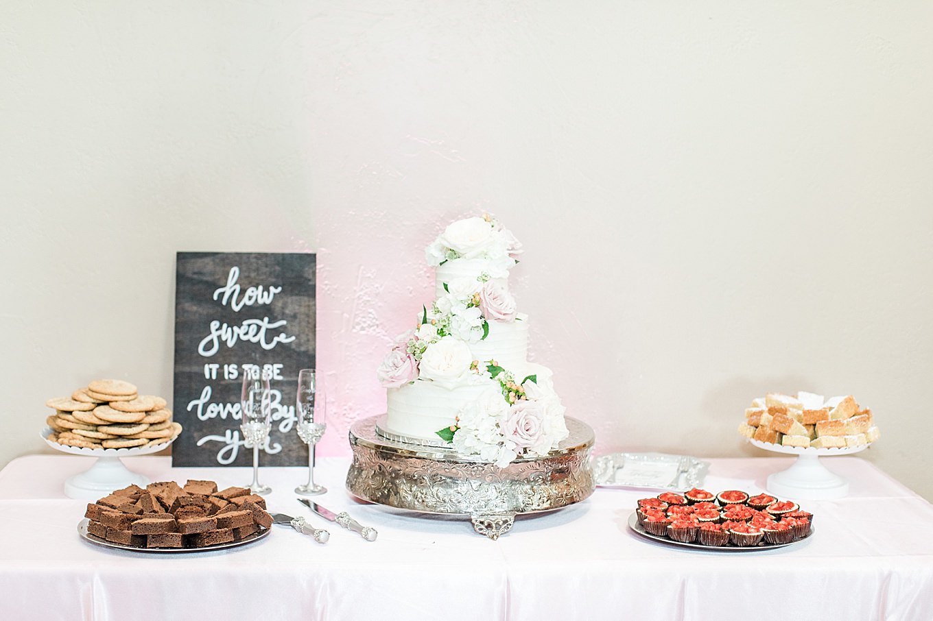 Summer Wedding at The Lodge at Country Inn Cottages in Fredericksburg Texas by Allison Jeffers Photography 0105