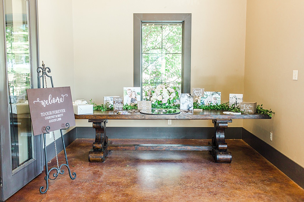 Summer Wedding at The Lodge at Country Inn Cottages in Fredericksburg Texas by Allison Jeffers Photography 0111