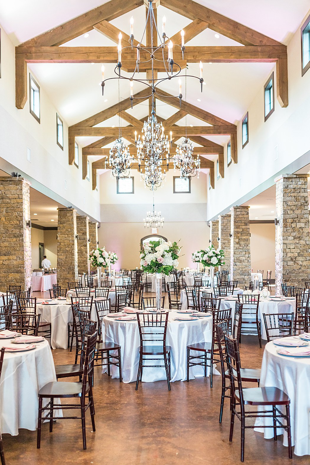 Summer Wedding at The Lodge at Country Inn Cottages in Fredericksburg Texas by Allison Jeffers Photography 0113