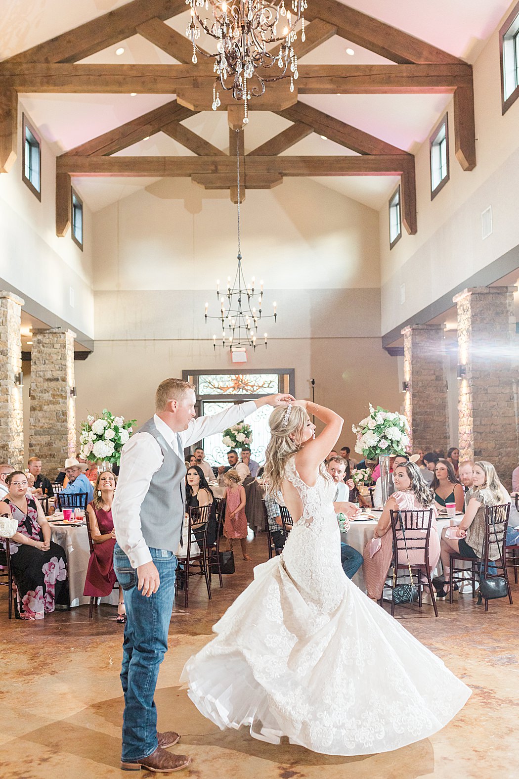 Summer Wedding at The Lodge at Country Inn Cottages in Fredericksburg Texas by Allison Jeffers Photography 0117