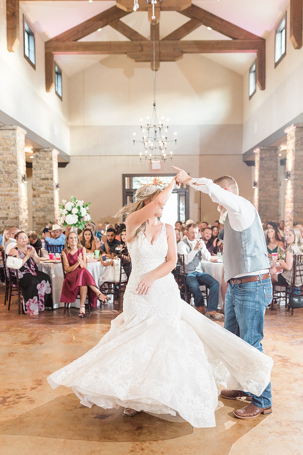 Summer Wedding at The Lodge at Country Inn Cottages in Fredericksburg Texas by Allison Jeffers Photography 0118
