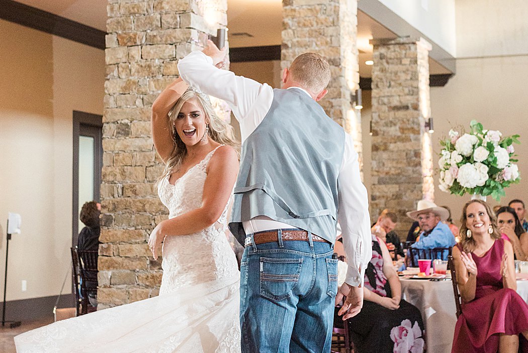 Summer Wedding at The Lodge at Country Inn Cottages in Fredericksburg Texas by Allison Jeffers Photography 0119