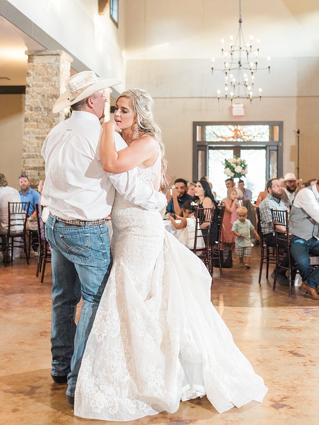 Summer Wedding at The Lodge at Country Inn Cottages in Fredericksburg Texas by Allison Jeffers Photography 0120