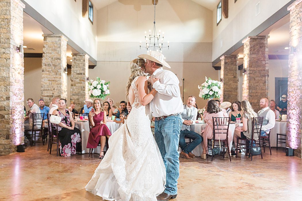 Summer Wedding at The Lodge at Country Inn Cottages in Fredericksburg Texas by Allison Jeffers Photography 0123