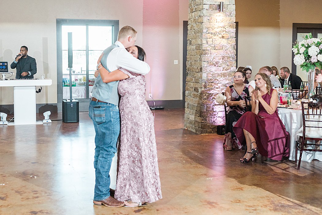 Summer Wedding at The Lodge at Country Inn Cottages in Fredericksburg Texas by Allison Jeffers Photography 0125