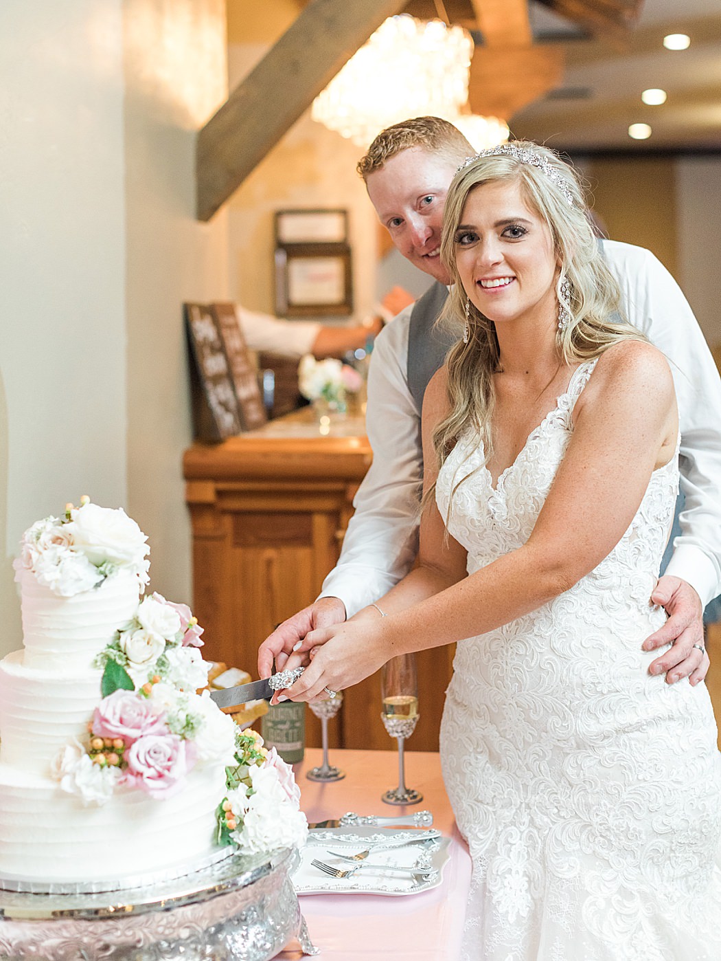 Summer Wedding at The Lodge at Country Inn Cottages in Fredericksburg Texas by Allison Jeffers Photography 0131