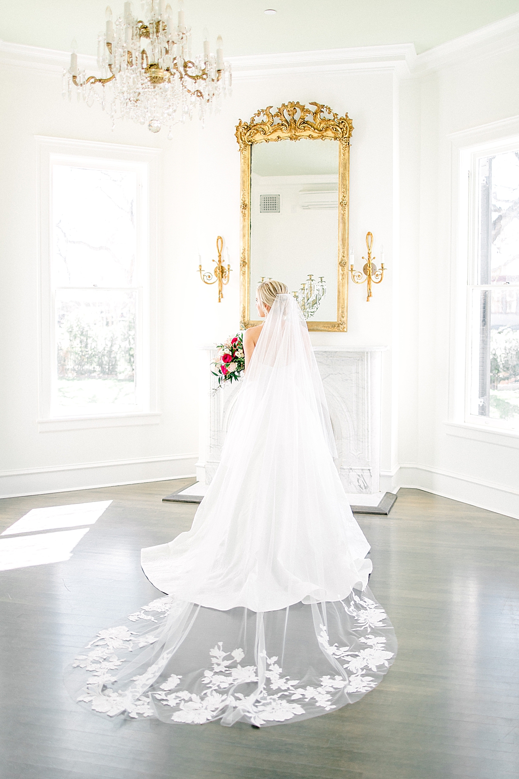 Woodbine Mansion wedding bridal photos by Allison Jeffers Photography in Round Rock Texas 0034