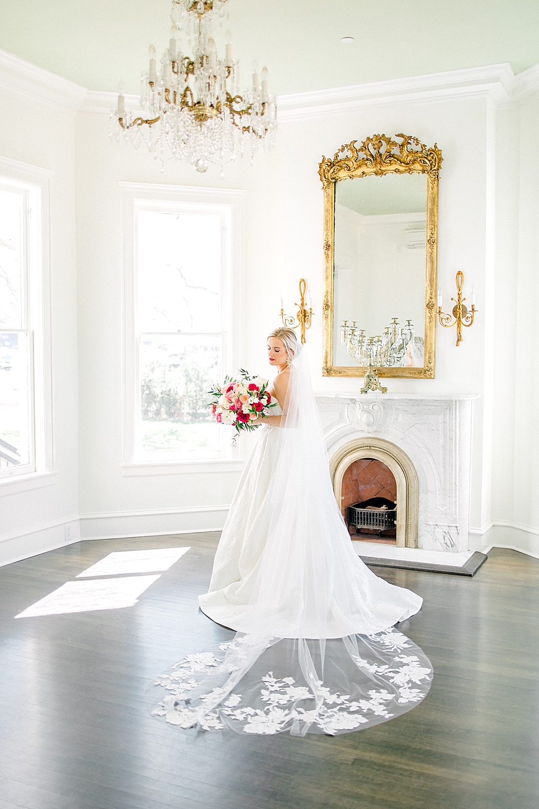 Woodbine Mansion wedding bridal photos by Allison Jeffers Photography in Round Rock Texas 0035