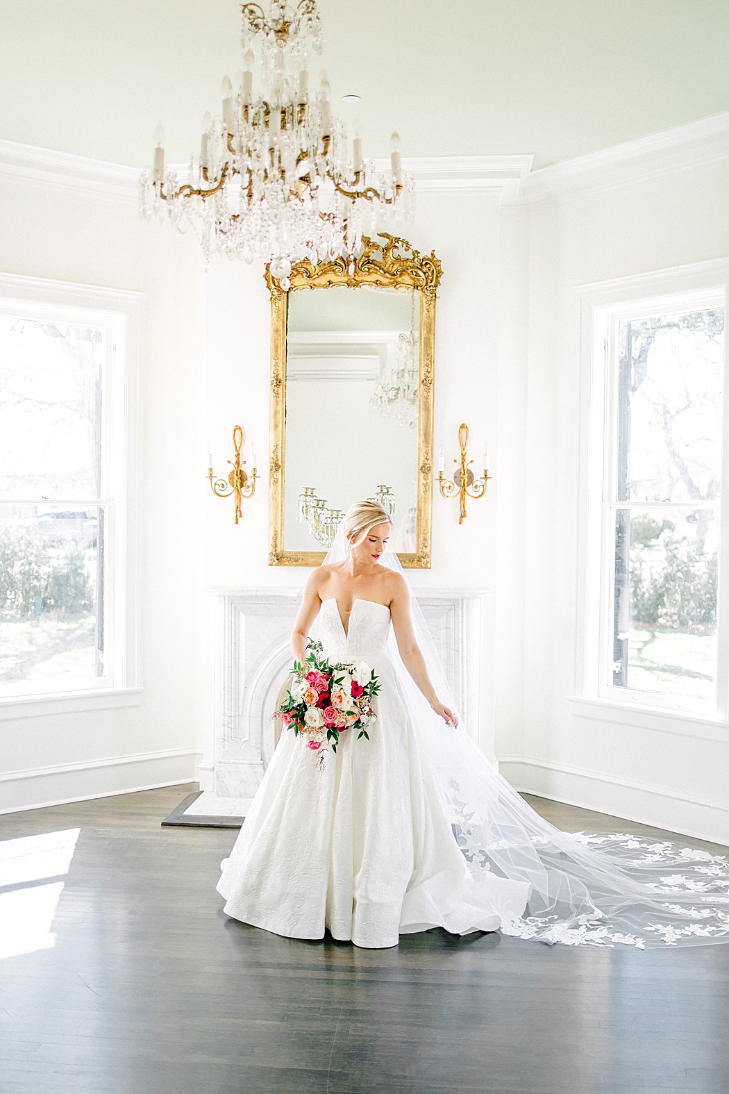 Woodbine Mansion wedding bridal photos by Allison Jeffers Photography in Round Rock Texas 0037